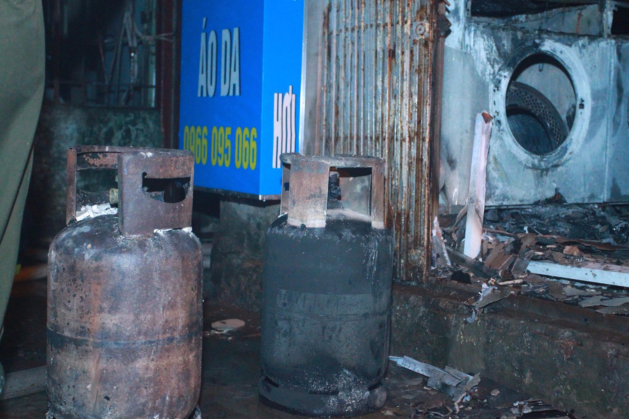 Hà Nội: Cháy lớn cửa hàng giặt là và sang chiết gas, nhiều tài sản bị thiêu rụi hoàn toàn